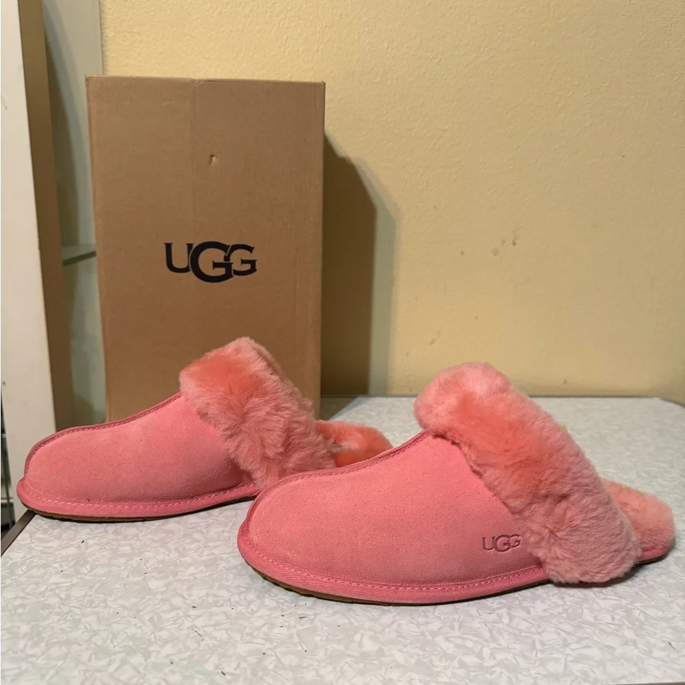 Women’s UGG Coral Fuzzy Slippers - Picture 3 of 4